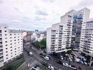 una vista aérea de una ciudad con edificios altos en Un écrin de doucèur Entre le Zénith et Paris, en Pantin