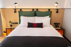 Postel nebo postele na pokoji v ubytování Met Hotel