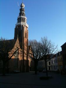 una torre de reloj en la parte superior de un edificio en City Hostel Vlissingen en Vlissingen