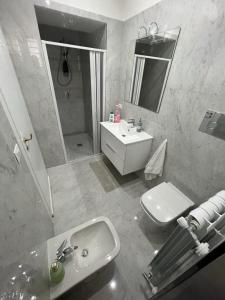 Casa Maestrina في بينيفنتو: حمام أبيض مع حوض ومرحاض