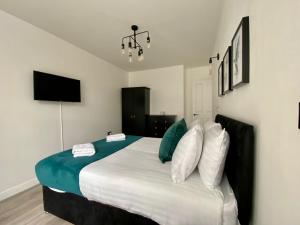 Un pat sau paturi într-o cameră la Air Host and Stay - Georgian Quarter - Falkner Square apartment, 2 bedroom sleeps 4