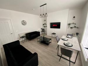 O zonă de relaxare la Air Host and Stay - Georgian Quarter - Falkner Square apartment, 2 bedroom sleeps 4