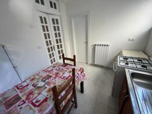 uma pequena cozinha com uma mesa e um fogão em Casa Maestrina em Benevento