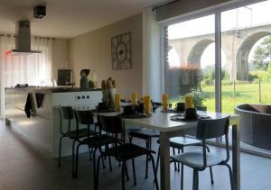 une salle à manger avec une table et des chaises dans une cuisine dans l'établissement Arcaden, à Sint-Martens-Voeren