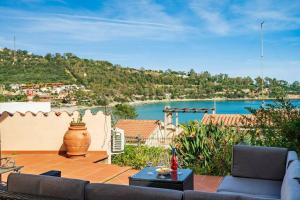 Una sala de estar con vista al agua. en Amazing View - Exclusive Apartment Portu Frailis, en Àrbatax
