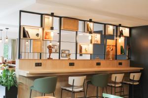 維爾特·聖丹尼斯的住宿－Campanile Melun Sénart，餐厅内的酒吧,带绿色椅子