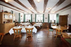 un restaurante con mesas y sillas en una habitación en Landgasthof Rebstock, en Sulzburg
