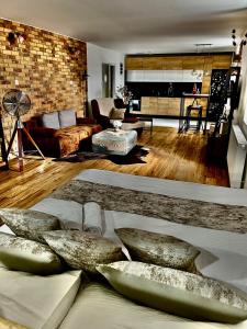 ein Wohnzimmer mit einem Sofa und einem Tisch in der Unterkunft Underground apartment Bratislava-Nivy in Bratislava