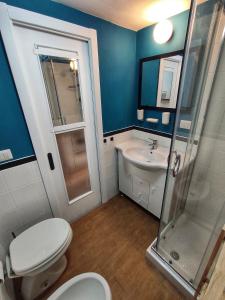 La salle de bains est pourvue de toilettes, d'un lavabo et d'une douche. dans l'établissement Misseregram, à Naples