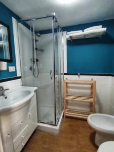 La salle de bains est pourvue d'une douche, d'un lavabo et de toilettes. dans l'établissement Misseregram, à Naples