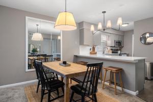 Hadley's Place at Pointe Royale, Pristine 2 Bed 2 Bath Condo的厨房或小厨房