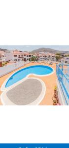 an image of a swimming pool in a resort at La colina in Arona