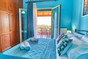 een slaapkamer met een bed met twee slippers erop bij Villa Melissi Afionas Corfu in Afionas