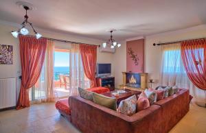 een woonkamer met een bank en een tafel bij Villa Melissi Afionas Corfu in Afionas