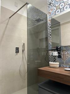 una doccia con porta in vetro in bagno di Il Sogno di Selly a Salerno