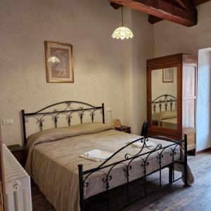 a bedroom with a bed and a large mirror at Il pozzo dei desideri in Castelnuovo
