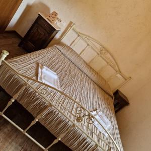 an overhead view of a bed in a bedroom at Il pozzo dei desideri in Castelnuovo