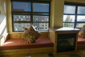 um quarto com janelas com um banco e uma lareira em Grand Summit G463 em Park City