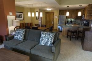 uma sala de estar com um sofá e uma cozinha em Grand Summit G463 em Park City