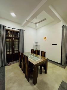 Un comedor con mesa y sillas en Villa 215, en Weligama
