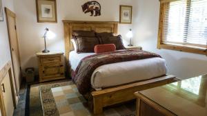 A bed or beds in a room at Ski Trails 4058