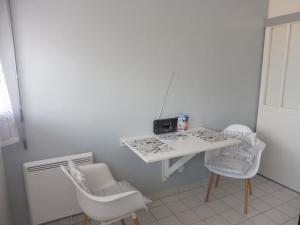 Μια τηλεόραση ή/και κέντρο ψυχαγωγίας στο studio avec vue sur lac