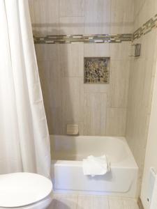 een badkamer met een wit bad en een toilet bij 3132 Aspen Grove in Truckee