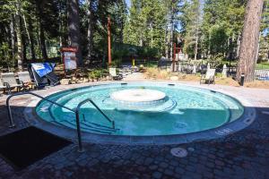 een klein zwembad met een fontein in het midden bij 3132 Aspen Grove in Truckee