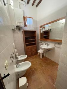フォリーニョにあるCasa Dei Lecciのバスルーム(洗面台2台、鏡付)