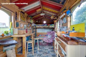 um interior de uma caravana com um bar e cadeiras em 2 x Double Bed Glamping Wagon in Dalby Forest em Scarborough