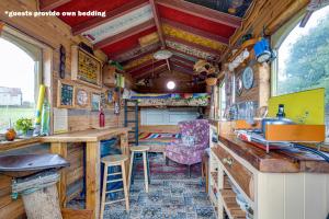 ein Innenraum eines Wohngebäudes mit einer Bar und Stühlen in der Unterkunft 2 x Double Bed Glamping Wagon in Dalby Forest in Scarborough