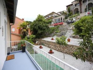 Un jardín fuera de Apartment Sea View