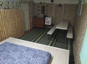 Zimmer mit Blick auf ein Zimmer mit zwei Bänken und einem Bett in der Unterkunft Дача, будинок,баня in Leplyavo