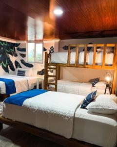 Кровать или кровати в номере Hotel Tortuga Village +56 фотографий