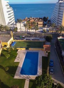 Una vista aérea de una piscina en una ciudad. en Apartamento Don Gustavo Attic, en Benalmádena