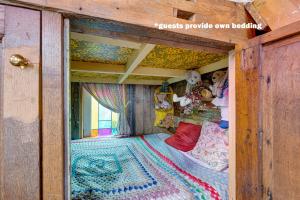 2x Double Bed - Glamping Wagon Dalby Forest في سكرابورو: غرفة نوم مع سرير بطابقين في بيت لعب