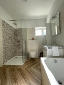ein Bad mit einer Dusche, einem WC und einem Waschbecken in der Unterkunft Apartment Marina in Senj