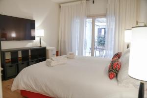 Un dormitorio con una gran cama blanca y una ventana en Residenza Radetzky en Milán