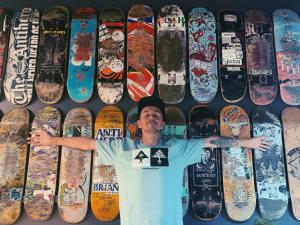 um homem parado em frente a um monte de skates em Sant Jordi Hostels Sagrada Familia em Barcelona