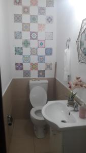 uma casa de banho com um WC e um lavatório em Loma Blanca em Libertador General San Martín