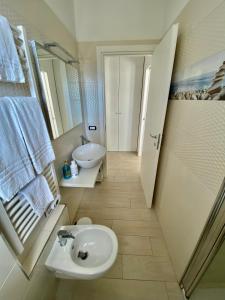 Koupelna v ubytování Appartamento al mare con giardino, spiaggia e piscina