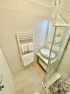 Koupelna v ubytování Appartamento al mare con giardino, spiaggia e piscina