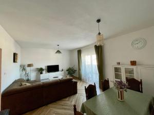 ein Wohnzimmer mit einem Sofa und einem Tisch in der Unterkunft Apartment Marina in Senj