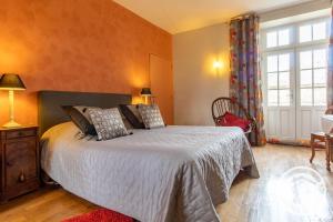 ein Schlafzimmer mit einem großen Bett und einem Fenster in der Unterkunft Manoir d'Orbé in Montreuil-Bellay