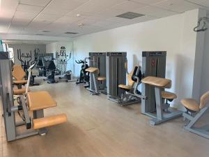 einen Fitnessraum mit mehreren Laufbändern und Trainingsgeräten in der Unterkunft Apartamentos Mar Azul in Almerimar