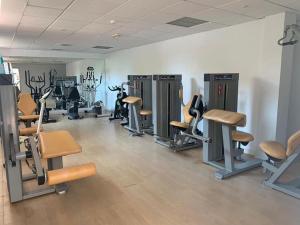un gimnasio con varias cintas de correr y máquinas de ejercicio en Apartamentos Mar Azul, en Almerimar