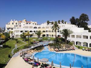 - une vue aérienne sur un complexe avec une piscine dans l'établissement Natura Algarve Club, à Albufeira