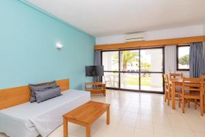 1 dormitorio con 1 cama, mesa y sillas en Natura Algarve Club, en Albufeira