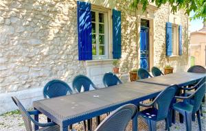 niebieski stół i krzesła przed budynkiem w obiekcie Beautiful Home In Rognonas With Kitchen w mieście Rognonas