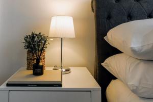 Tempat tidur dalam kamar di The Hub by Pay As U Stay